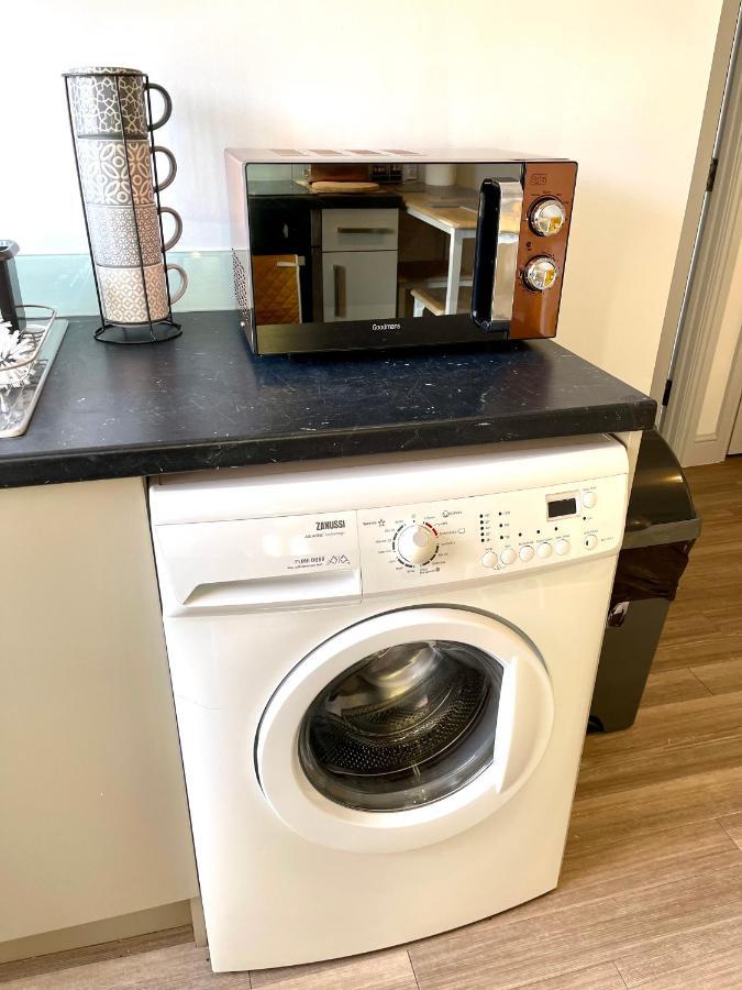 Stylish Cosy And Bright Apartment - Fantastic Location - Perfect For Business Or Solo Travellers ビショップス・ストートフォード エクステリア 写真