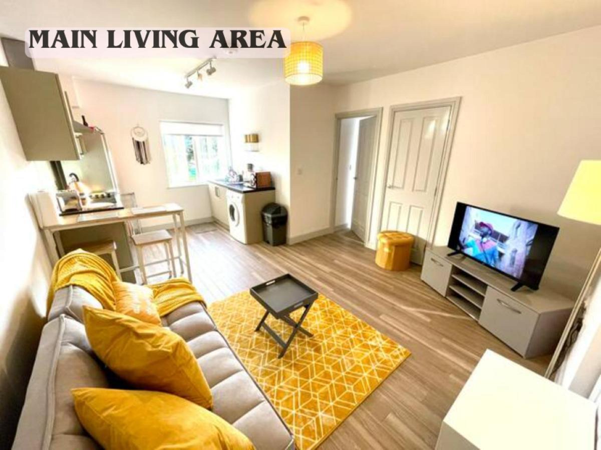 Stylish Cosy And Bright Apartment - Fantastic Location - Perfect For Business Or Solo Travellers ビショップス・ストートフォード エクステリア 写真