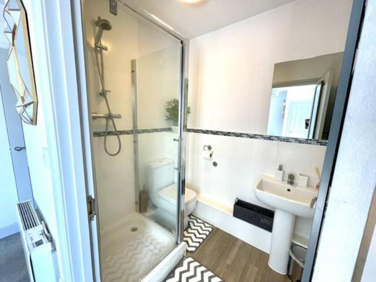 Stylish Cosy And Bright Apartment - Fantastic Location - Perfect For Business Or Solo Travellers ビショップス・ストートフォード エクステリア 写真
